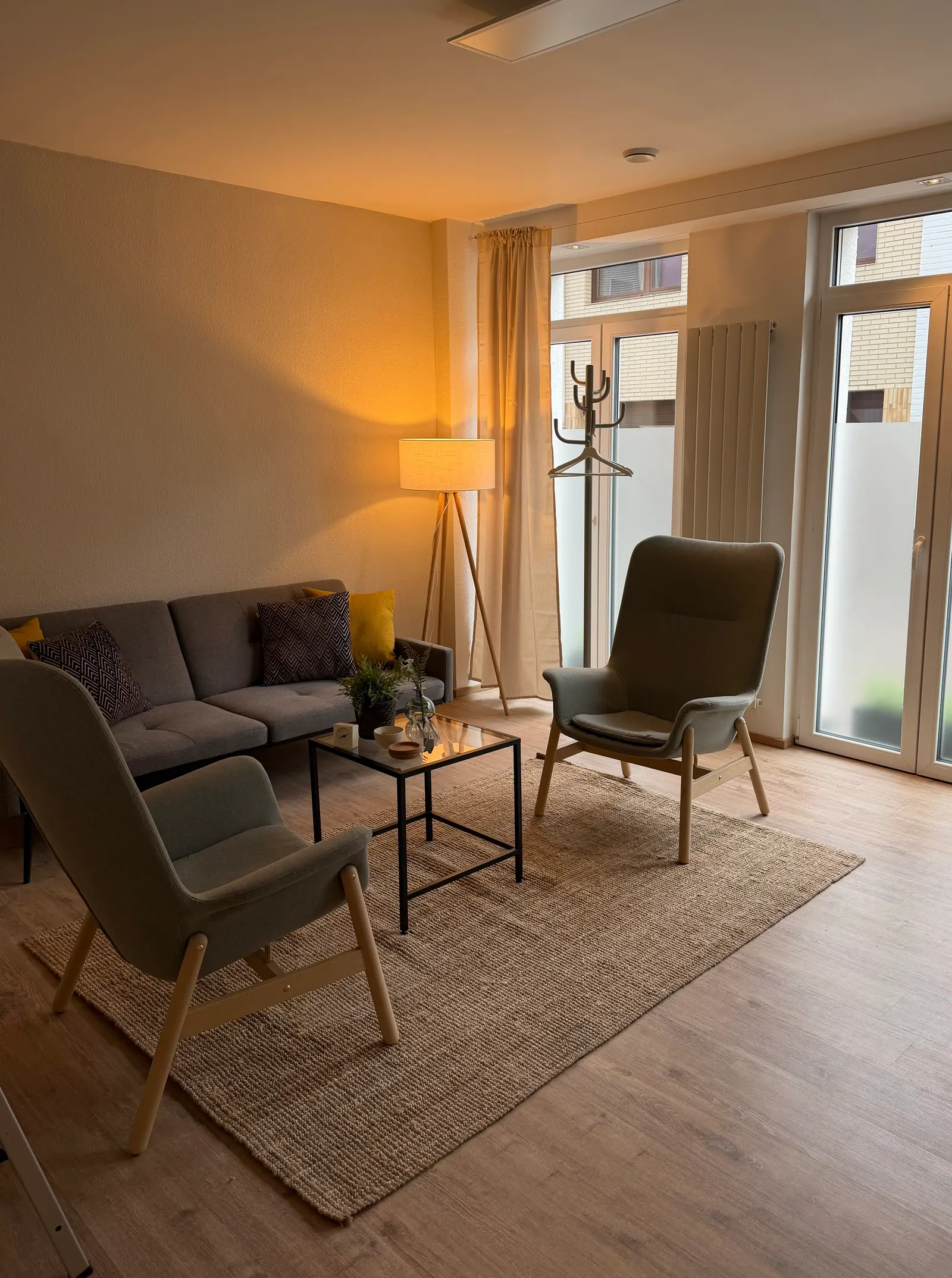 Sitzbereich Brühl mit Stehlampe und Sofa